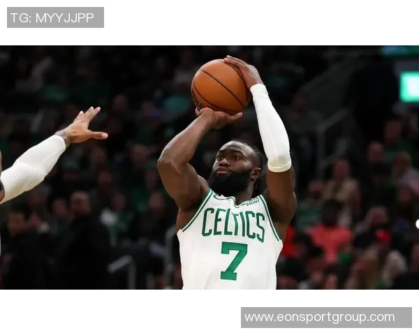 杰伦布朗弧顶三分精准回应个人得分已突破30分展现强大实力